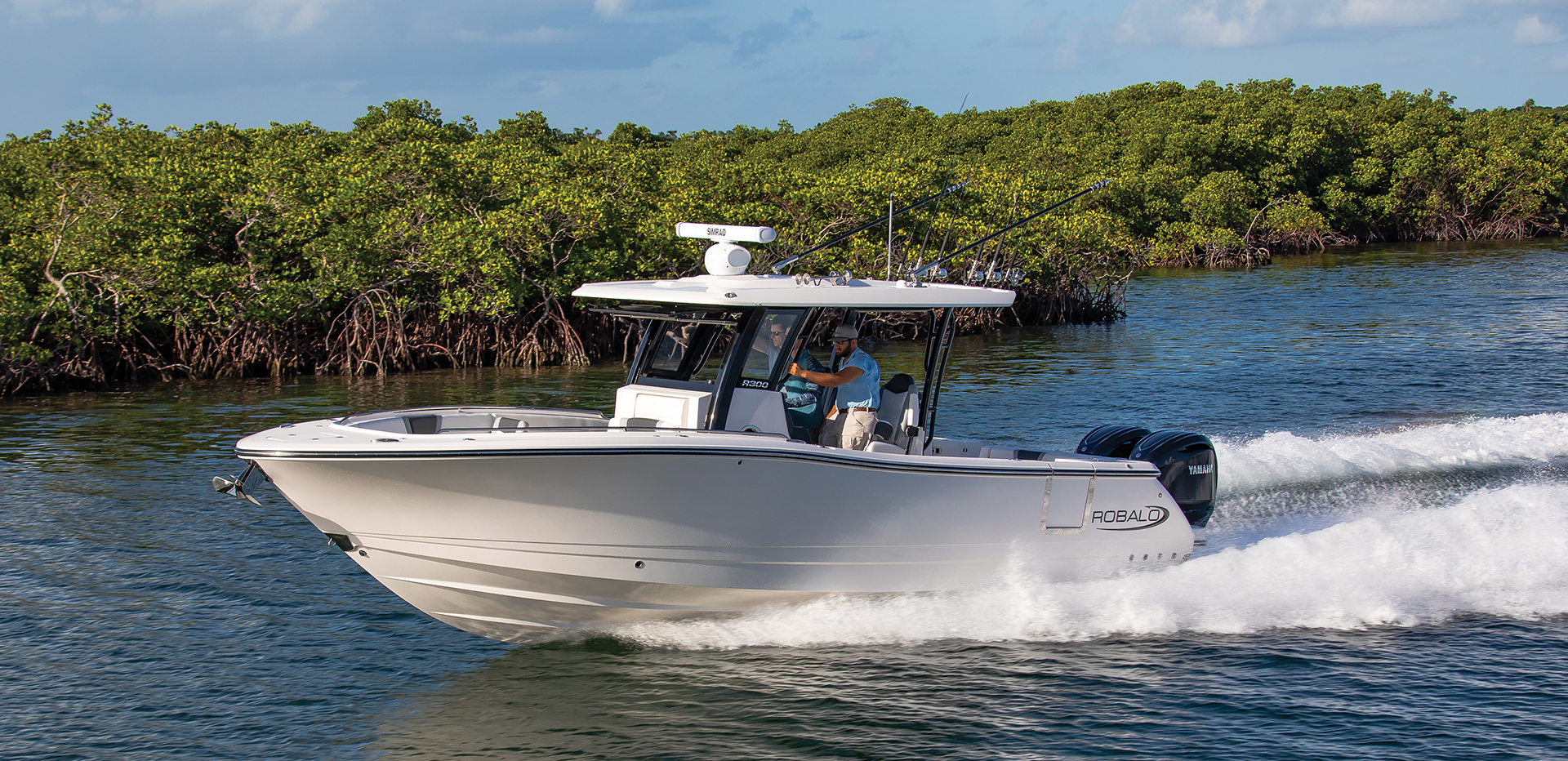 Robalo R300 cruising by the mangroves